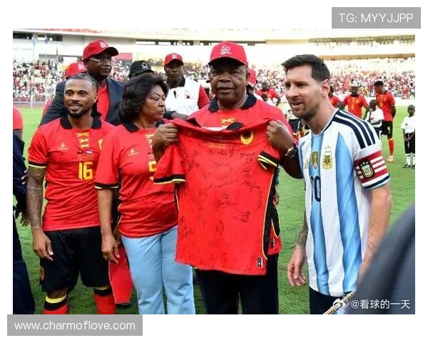 点球大战绝平瞬间引爆全场观众起立致敬的震撼时刻纪实壮丽画面全记录 点球大战绝平瞬间引爆全场观众起立致敬的震撼时刻纪实壮丽画面全记录