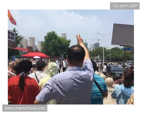 球员以续约场边暖心举动感动全场粉丝点赞热议瞬间刷爆社交平台 球员以续约场边暖心举动感动全场粉丝点赞热议瞬间刷爆社交平台