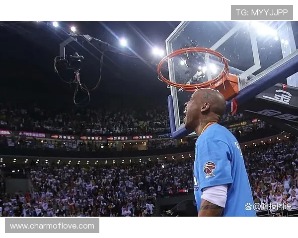 英超赛场上演惊天暴力扣篮慢镜回放瞬间点燃全场激情的每个观众心弦